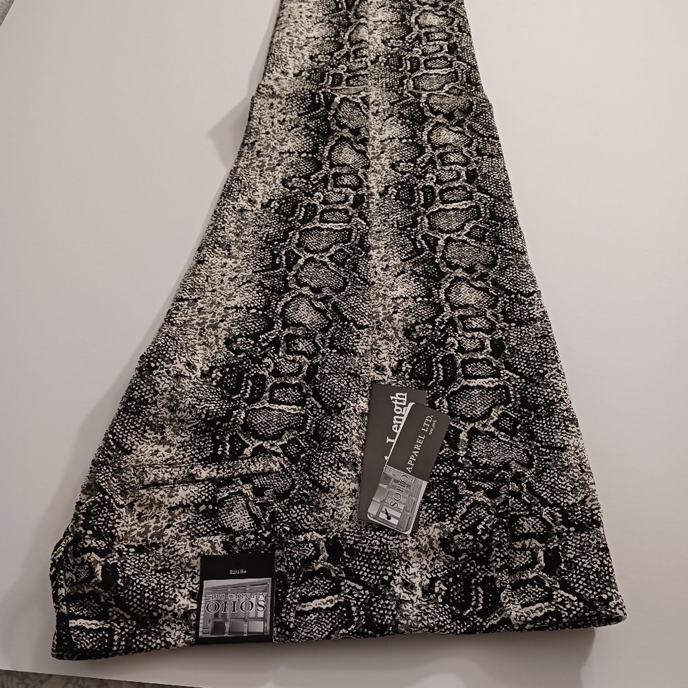 Women's snake print ankle high pants